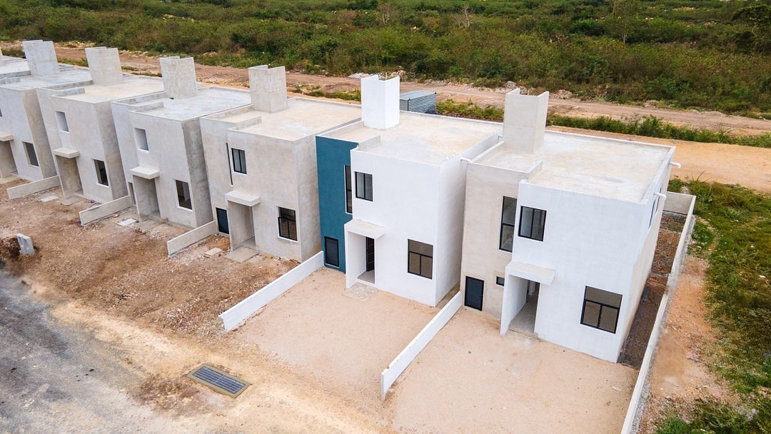 4 of 20: Vista de calle de acceso