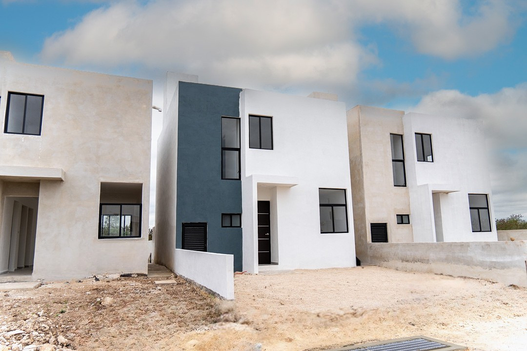 2 of 20: Puerta Principal y Estacionamiento