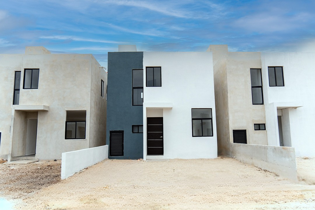 1 of 20: Puerta Principal y Estacionamiento