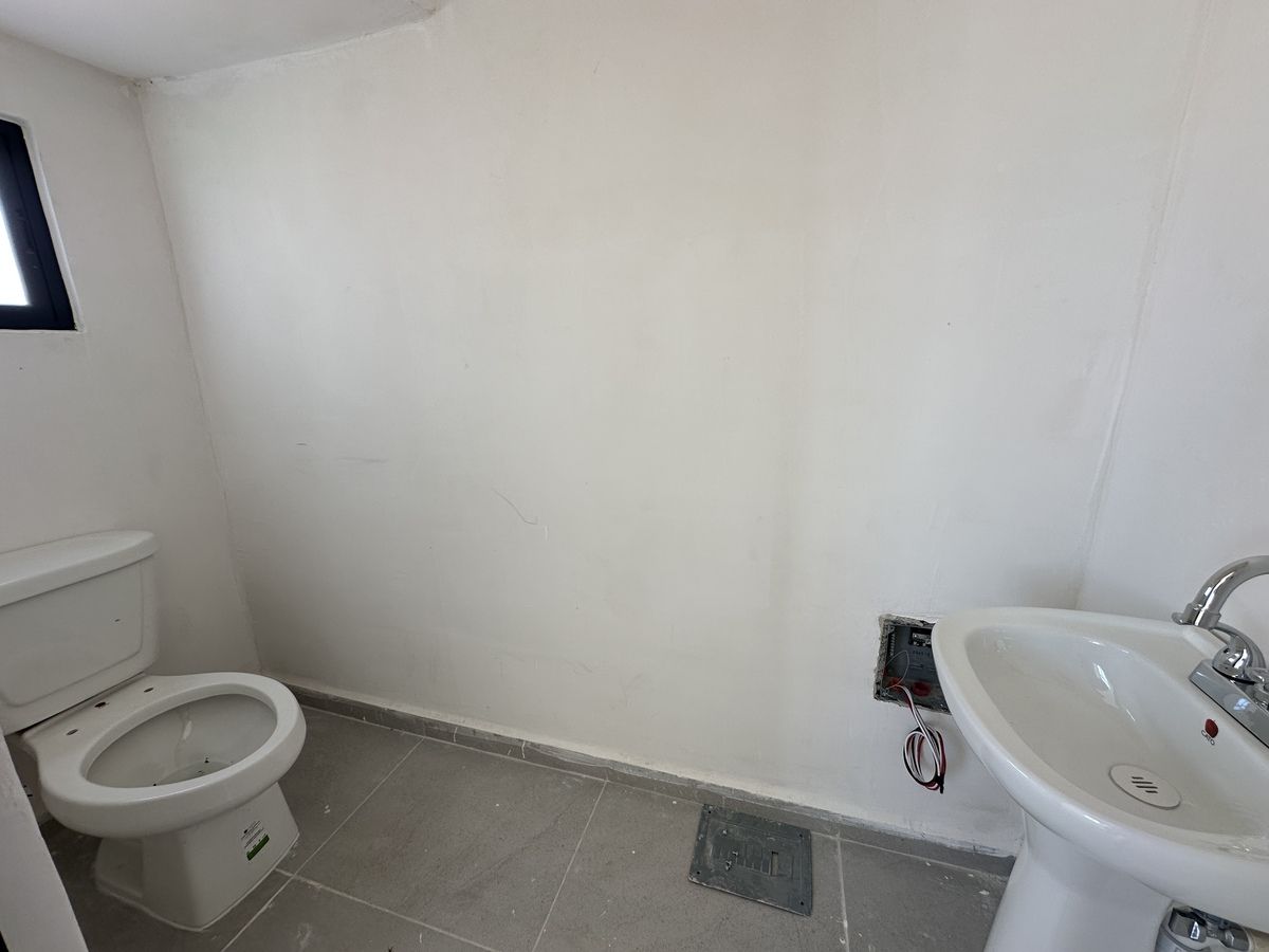 11 of 20: Medio baño en planta baja