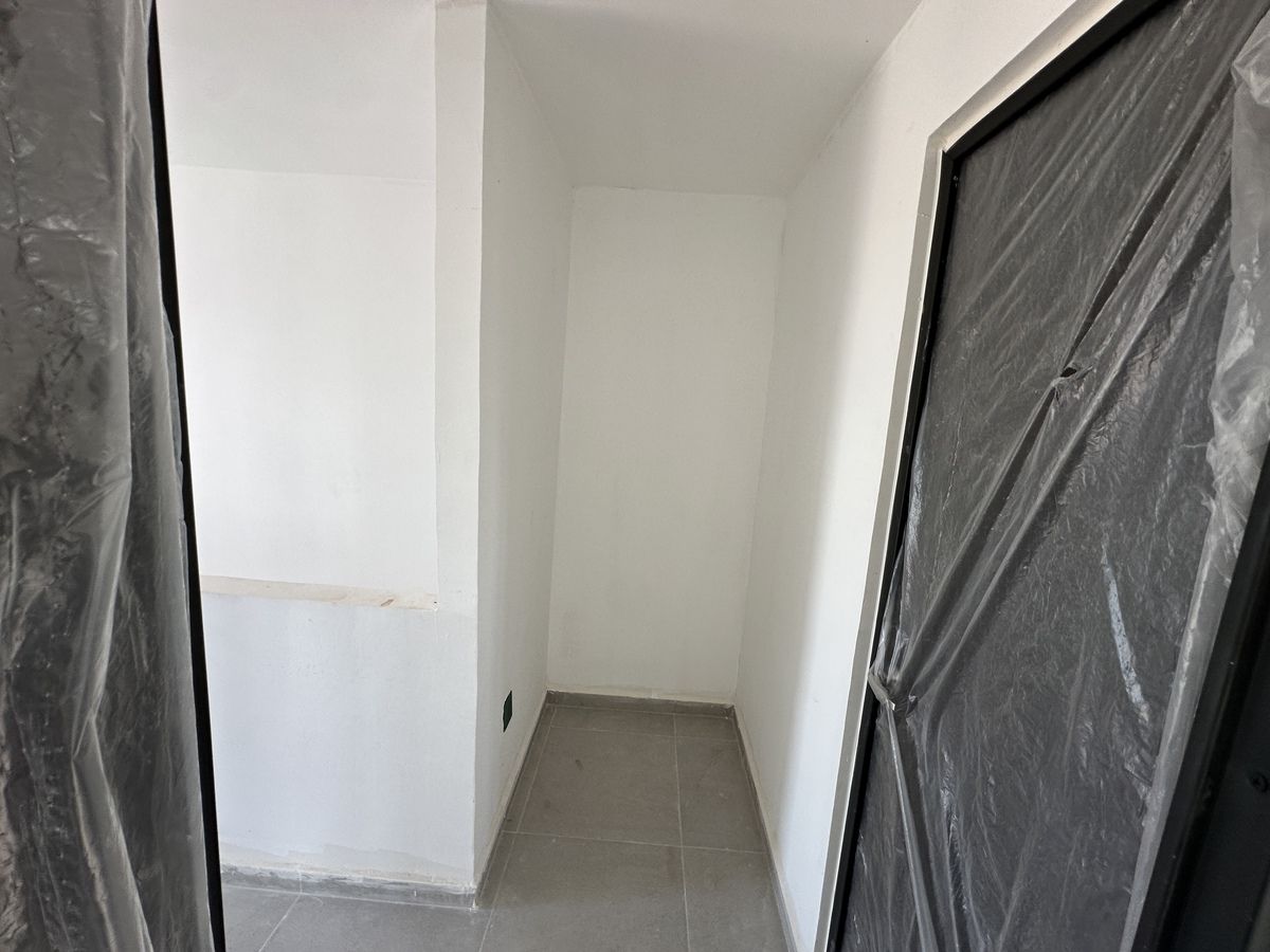 16 of 20: Espacio de almacenamiento adicional en pasillo