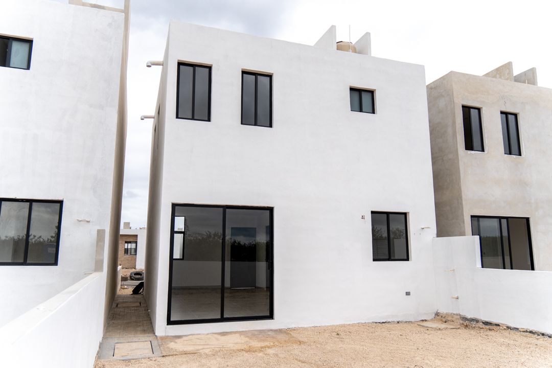 5 of 20: Vista desde patio exterior con lavadero.