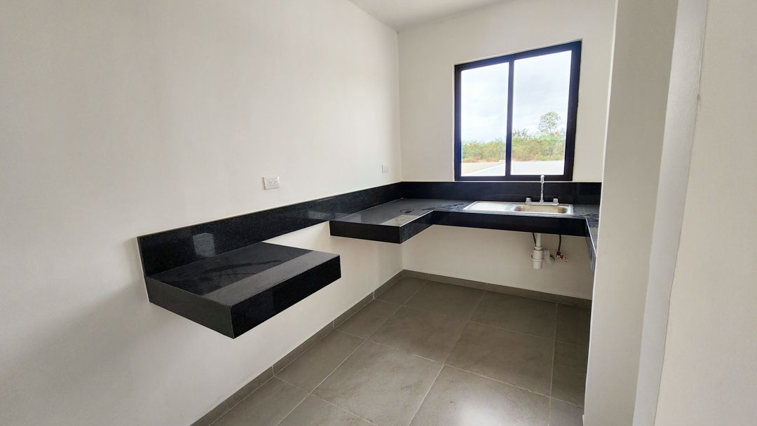 10 of 20: Espacio para refrigerador y estufa en cocina