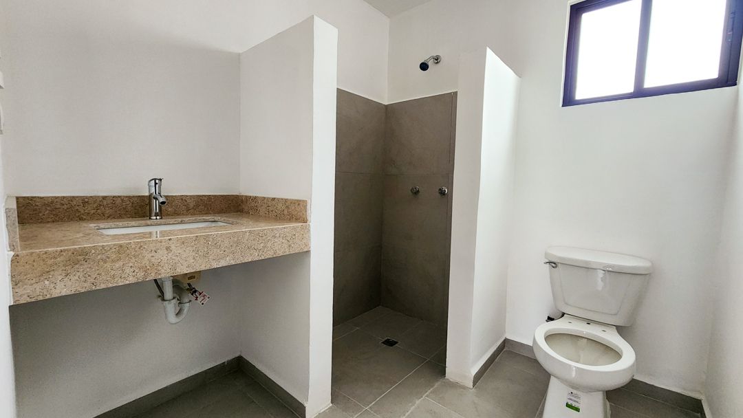 15 of 20: Baño completo en planta alta