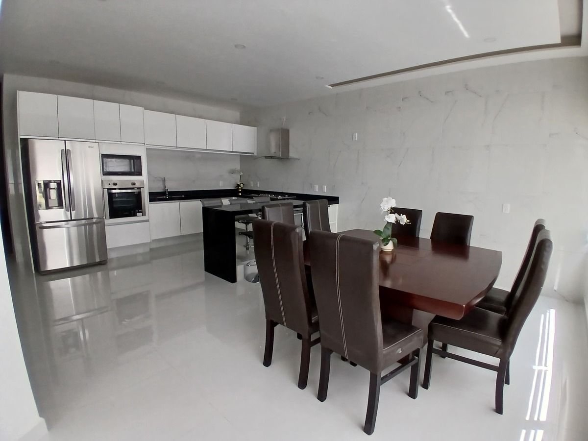 6 de 17: COCINA Y DESAYUNADOR