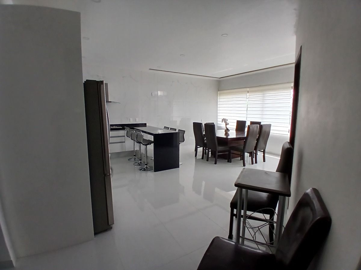 5 de 17: VISTA HACIA AREA DE COCINA Y DESAYUNADOR