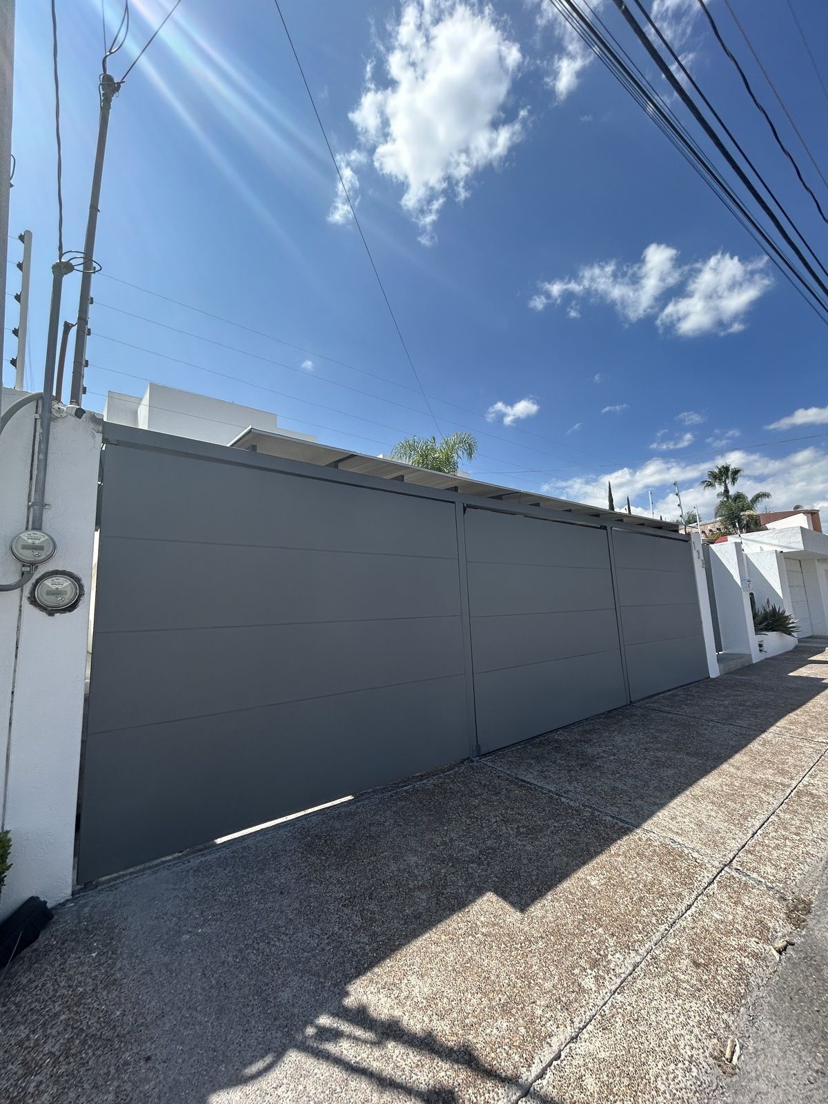 2 de 18: PORTON DE FACHADA