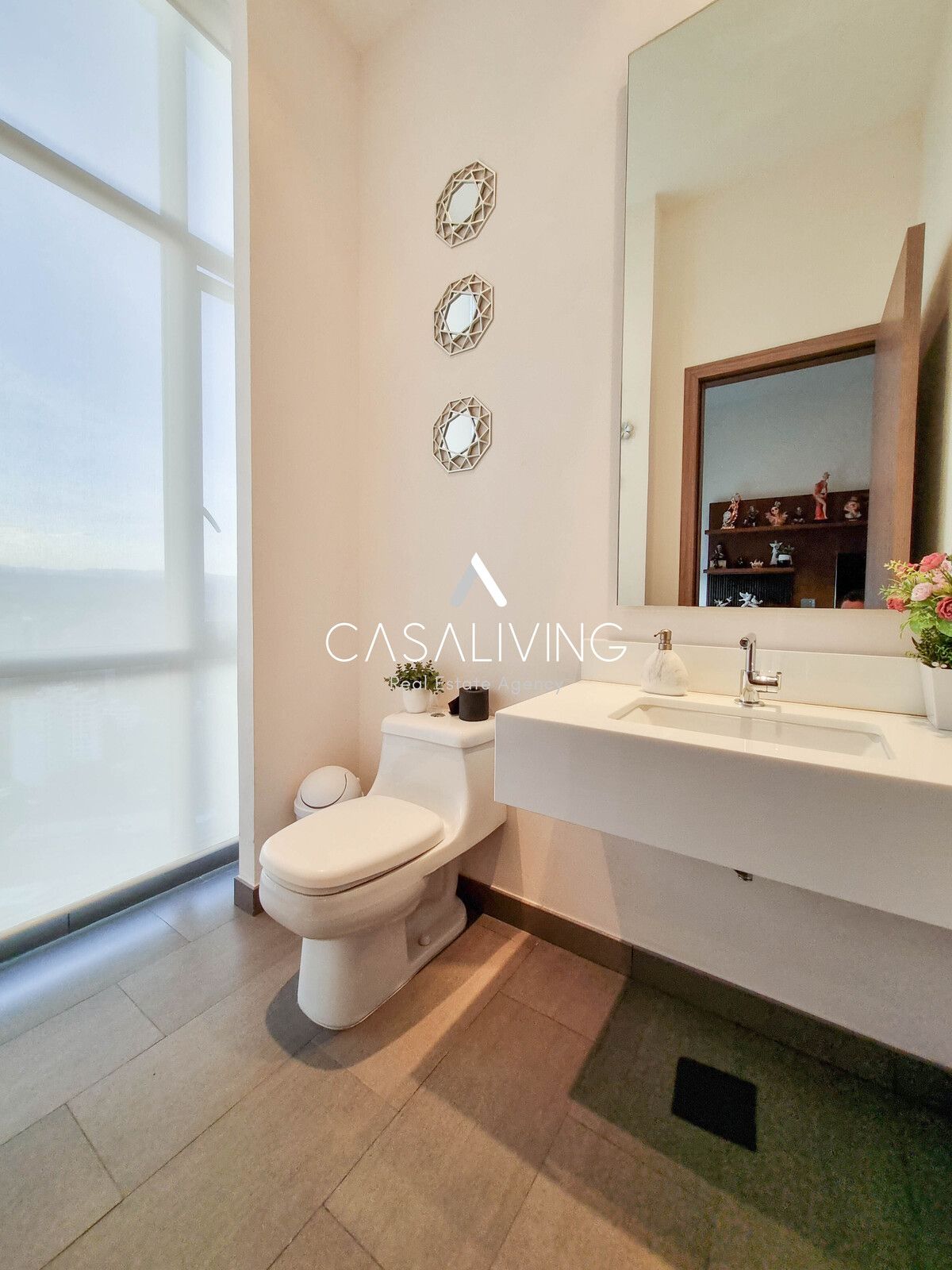 10 of 24: Medio baño de visitas