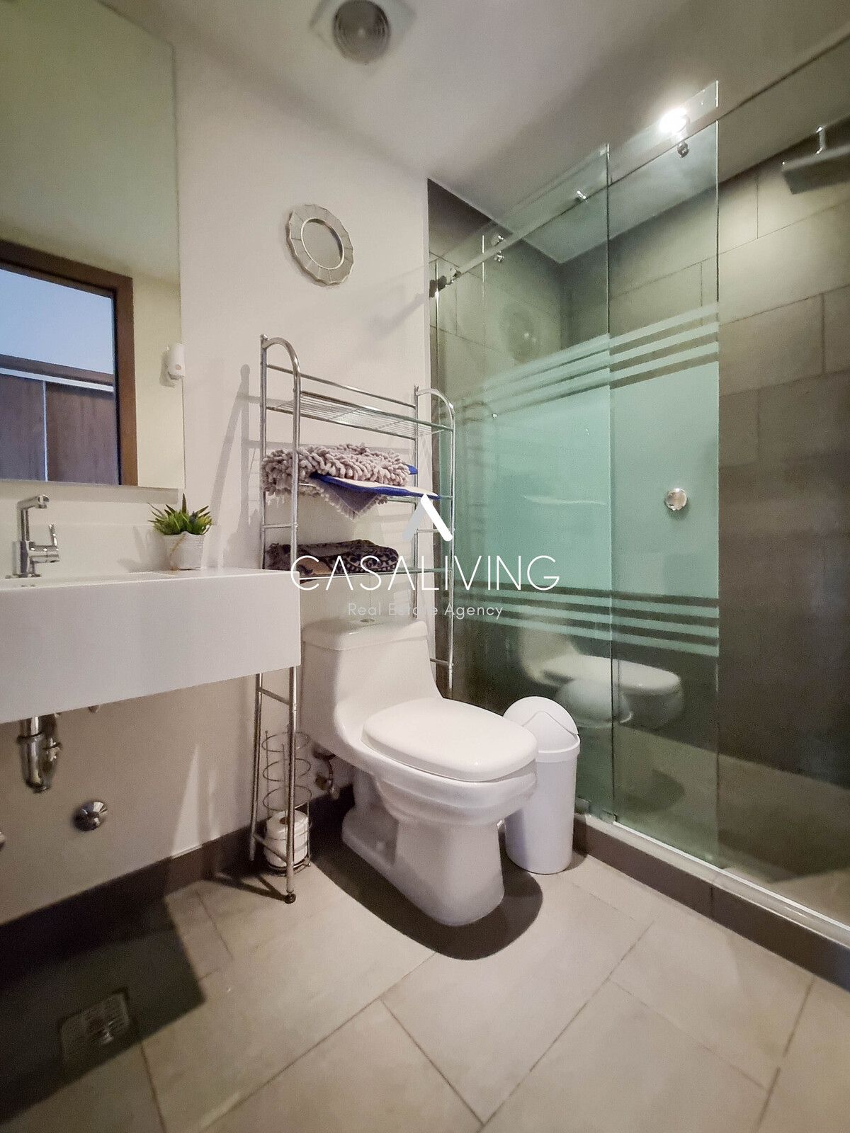 19 of 24: Baño de recámara secundaria