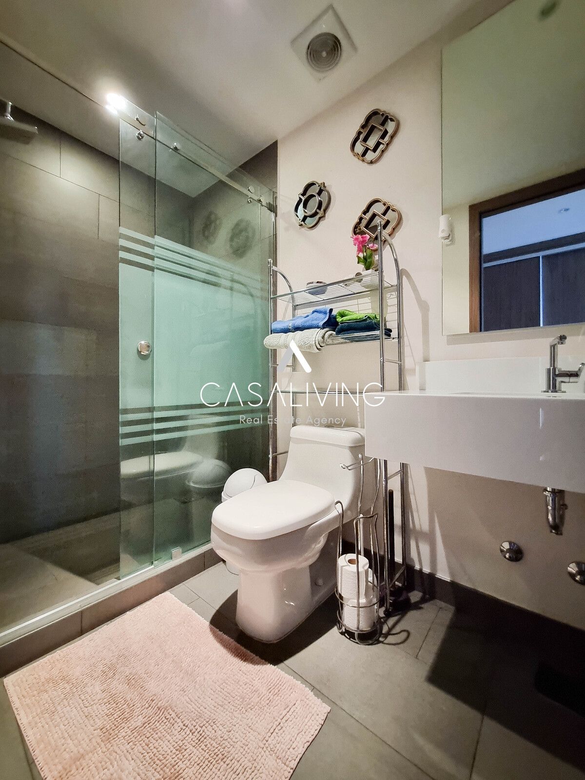 22 of 24: Baño de recámara secundaria