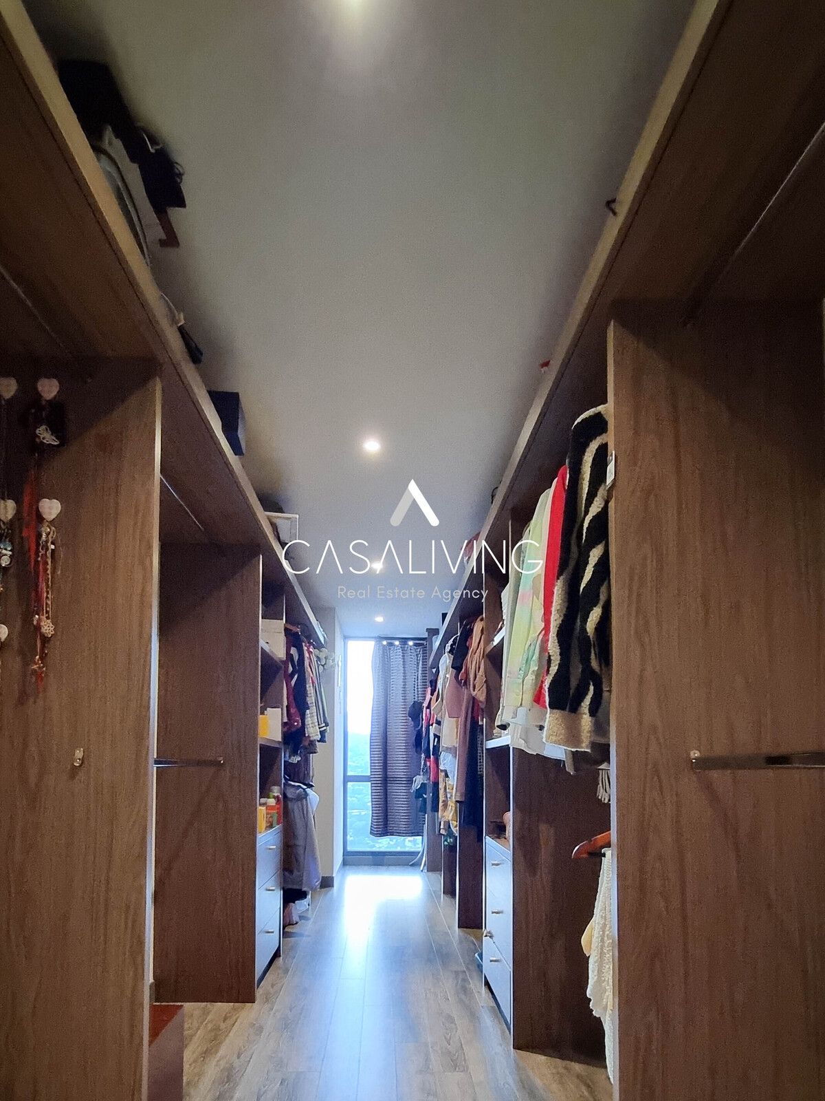 13 of 24: Vestidor de recámara principal