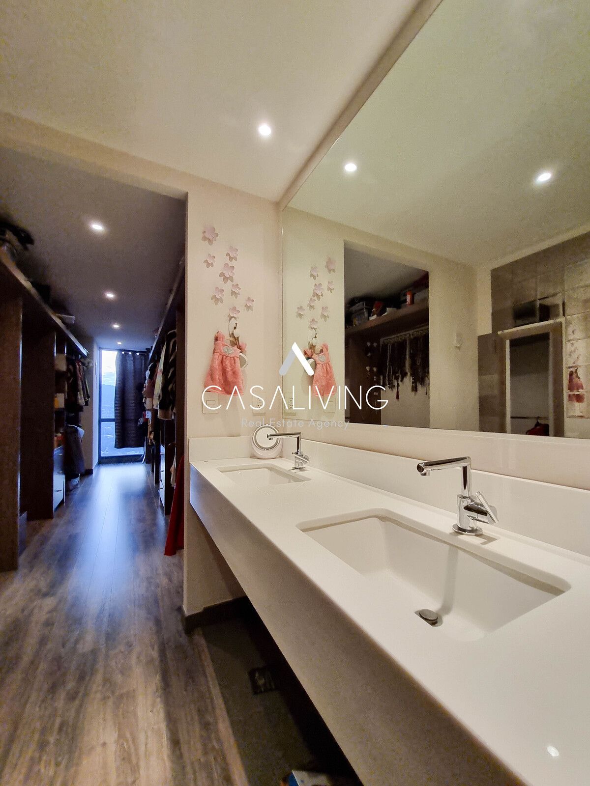 14 of 24: Baño de recámara principal