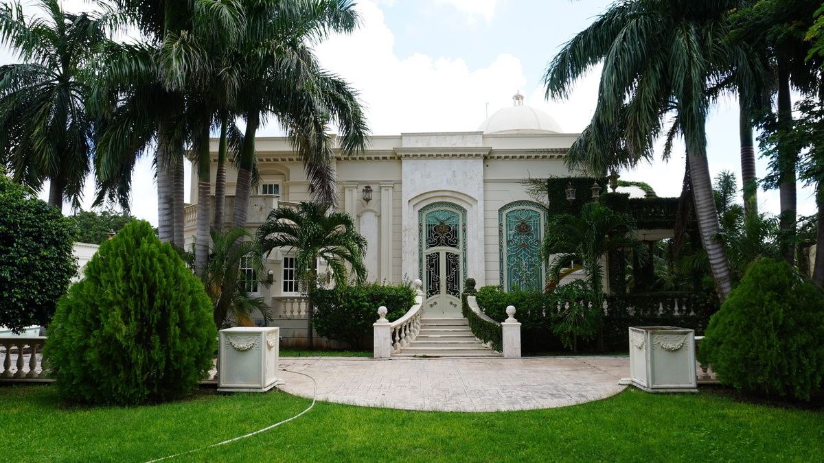 28 de 40: Entrada lateral que da al Jardín