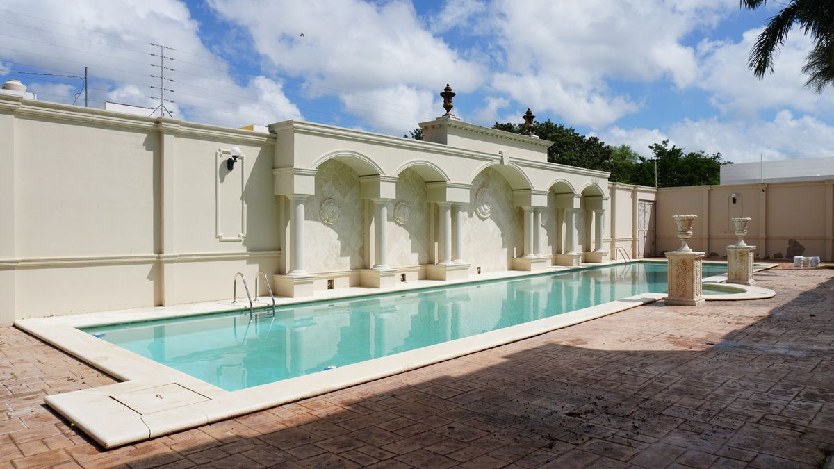 29 de 40: Alberca con fuentes empotradas en las paredes