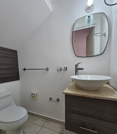 5 of 14: Medio baño