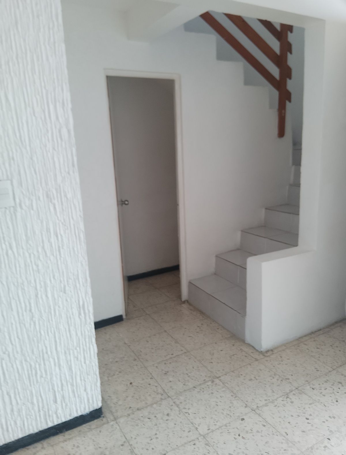 6 de 7: Medio baño y acceso planta superior