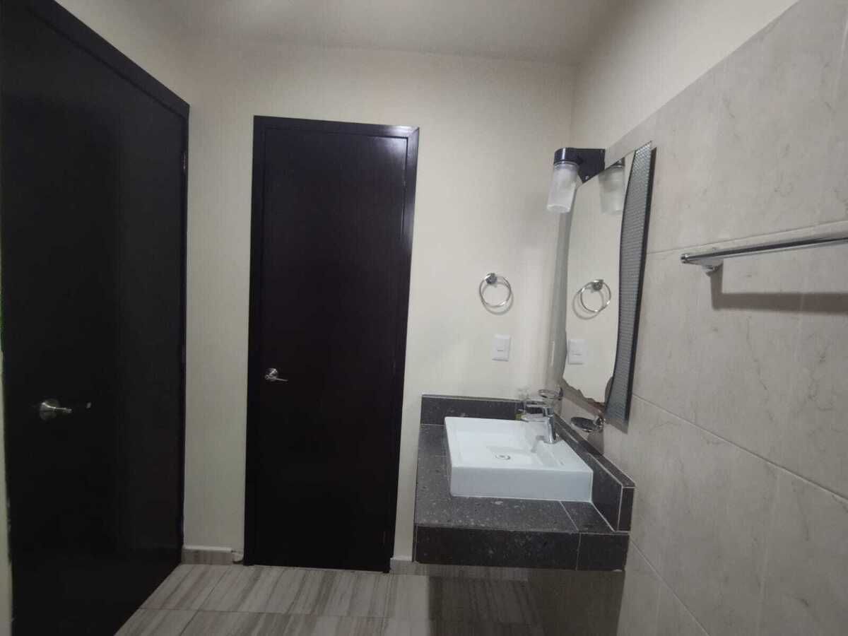 6 of 20: Baño completo