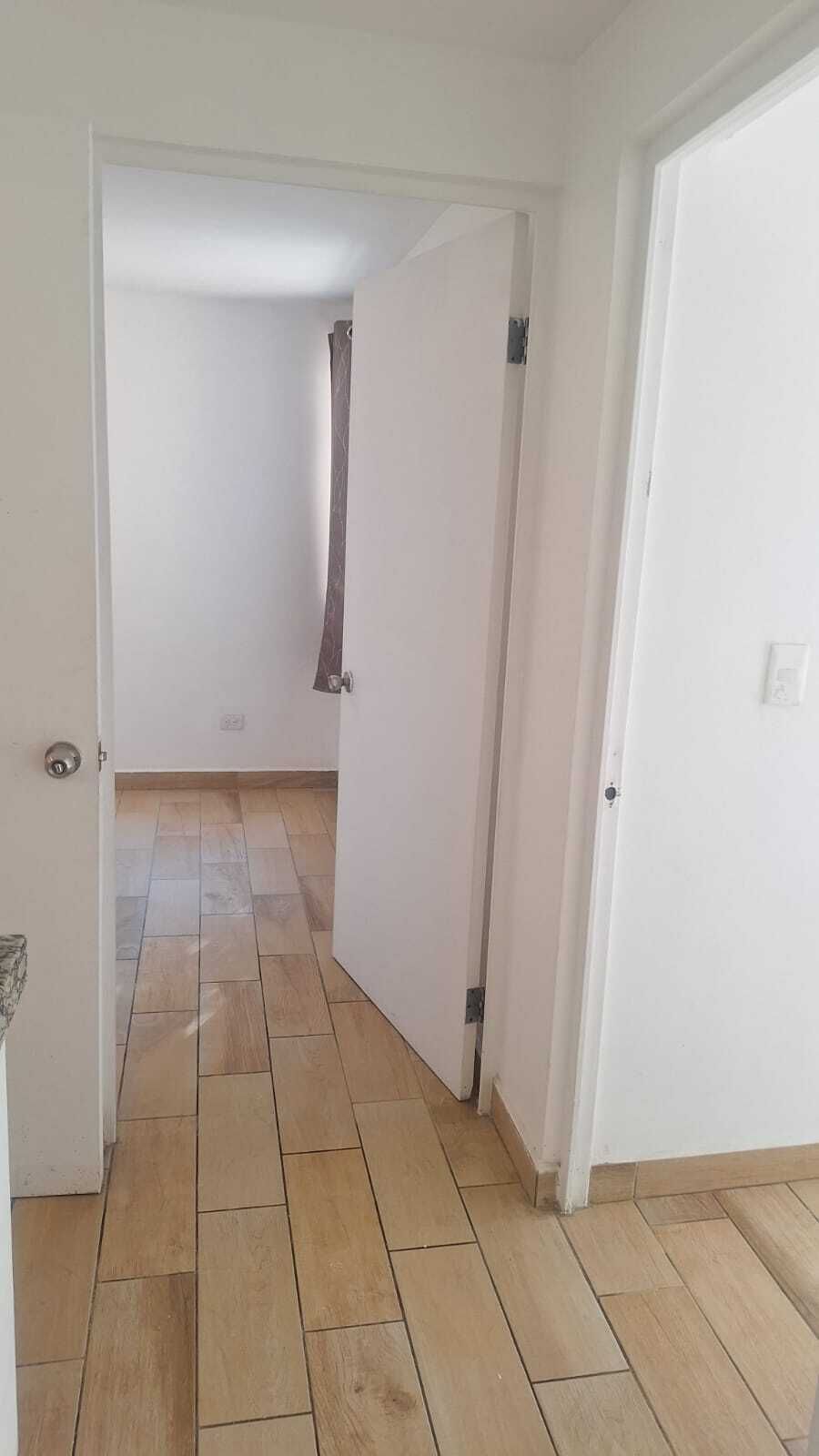 8 of 12: PASILLO ENTRE RECAMARAS