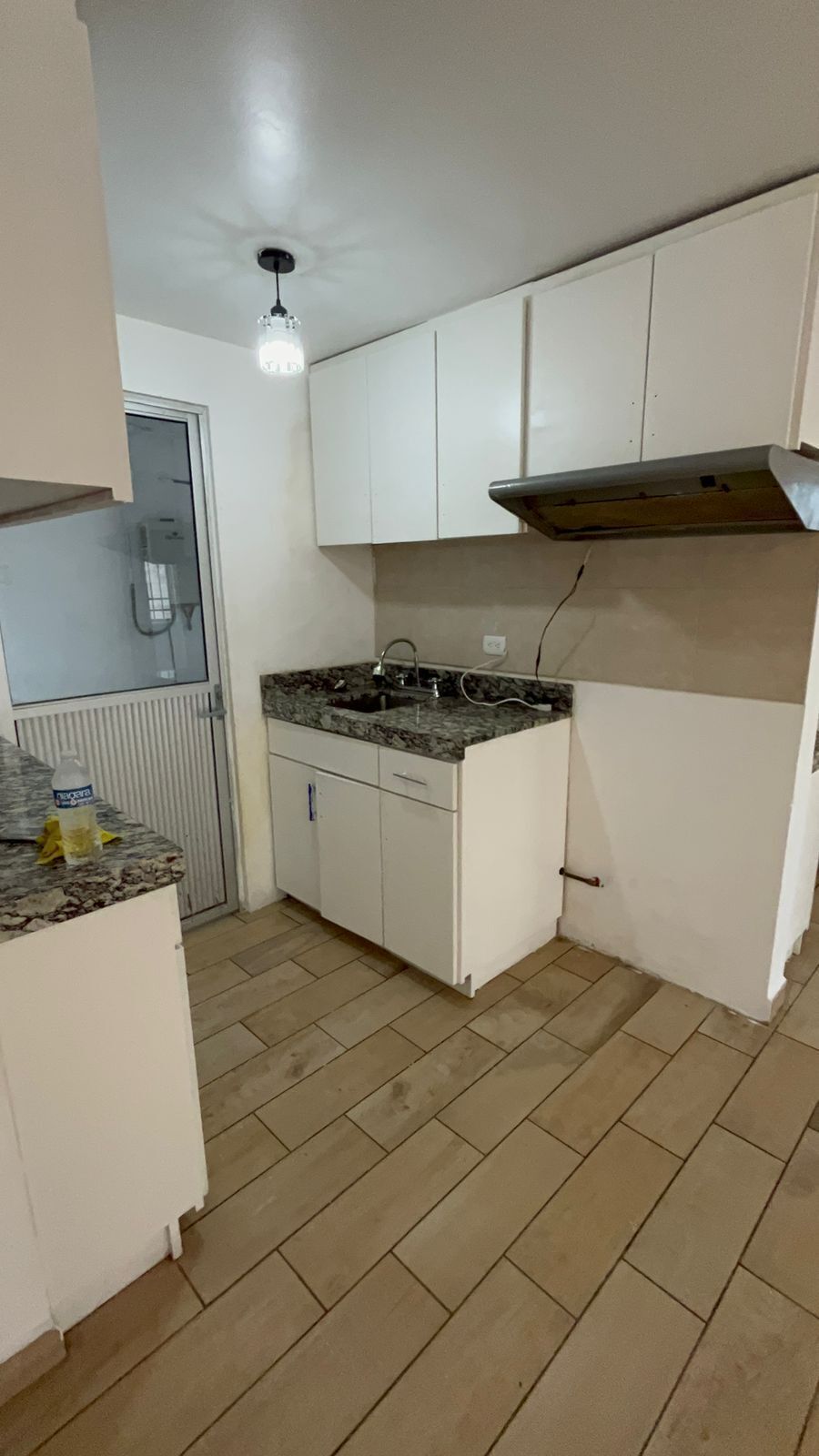 12 of 12: COCINA CON GABINETES