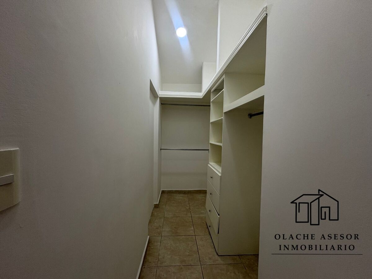 30 of 32: WALKING CLOSET