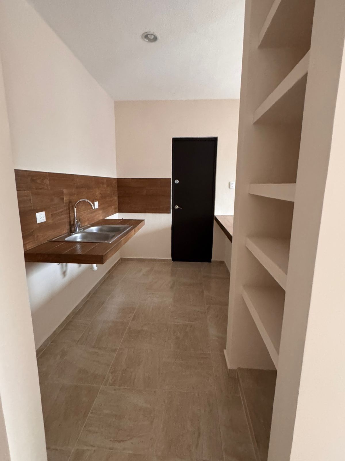 4 de 17: Cocina, acceso pasillo de servicio