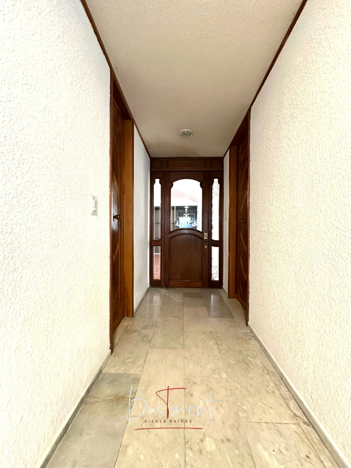 3 de 26: Entrada desde cochera