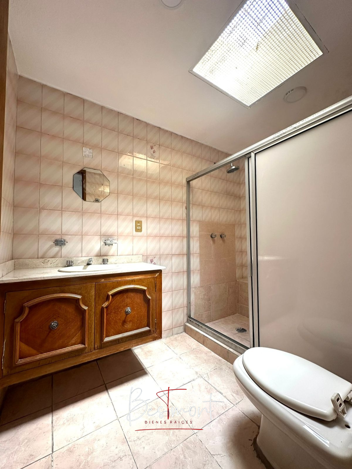 23 de 26: Baño completo compartido recámaras secundarias