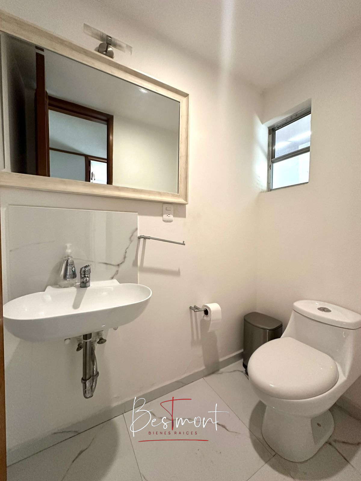 10 de 26: Medio baño de visitas