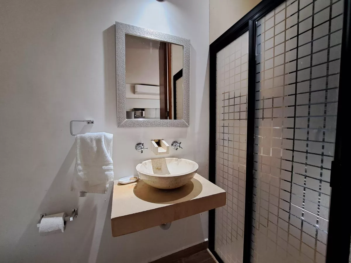 9 of 16: BAÑO VISITAS CON REGADERA ACCESO ALBERCA