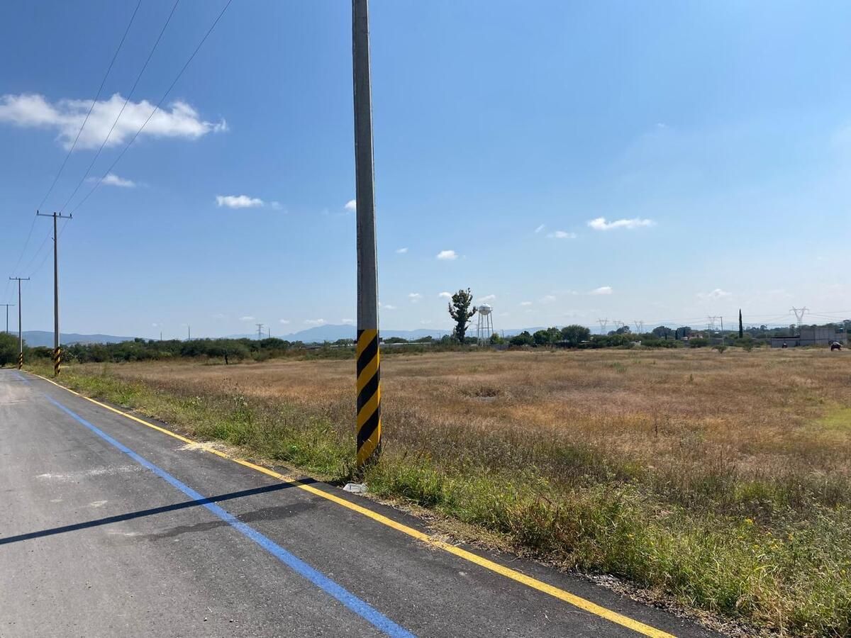 3 de 10: Acceso con asfalto & torres de energía