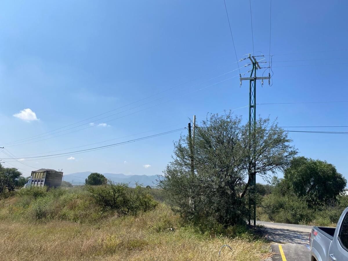 4 de 10: Torres de energía colindantes con el terreno