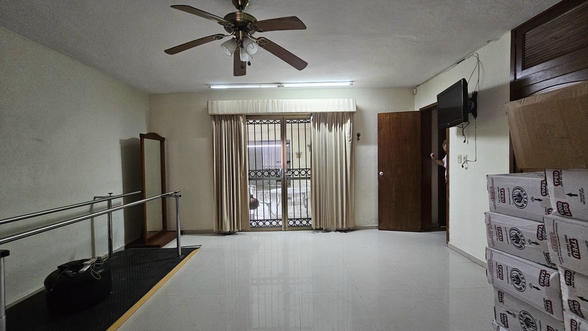 11 de 17: Cuarto con baño y rampa para silla de ruedas con ventanas a