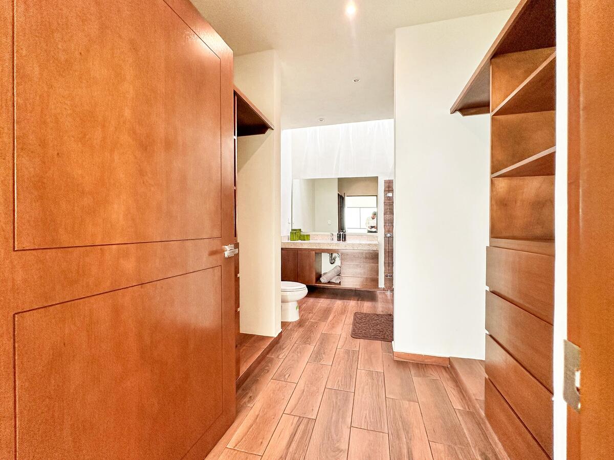 8 de 18: Closet Vestidor, Habitación Principal