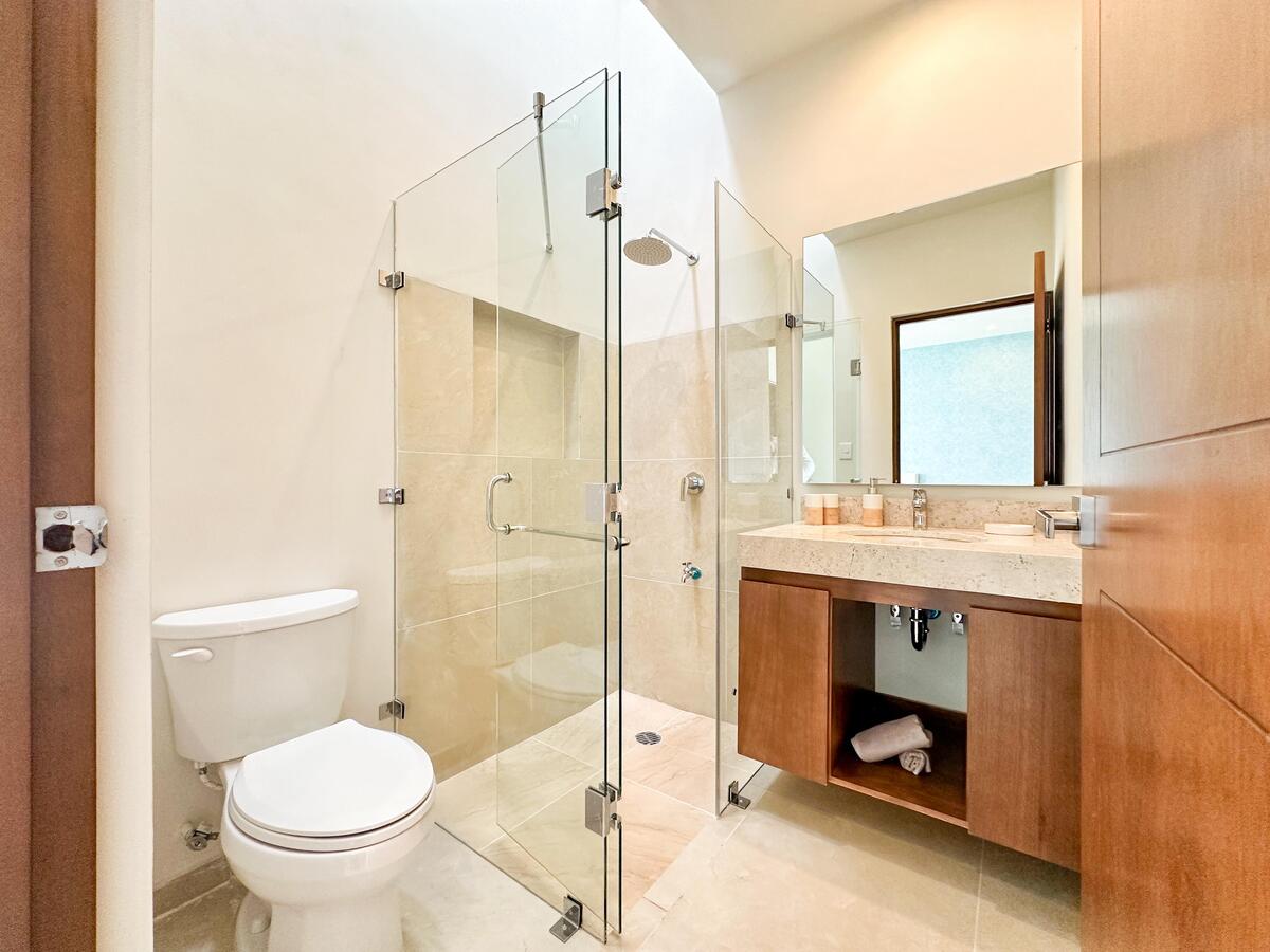 11 de 18: Baño, Segunda Habitación