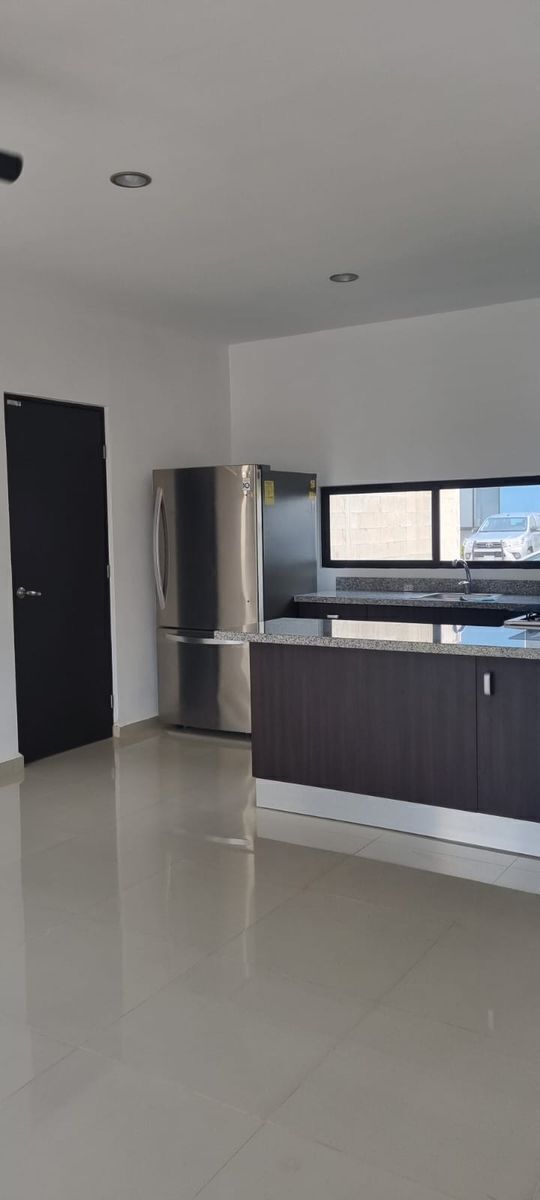 3 de 9: cocina con refrigerador, estufa y campana