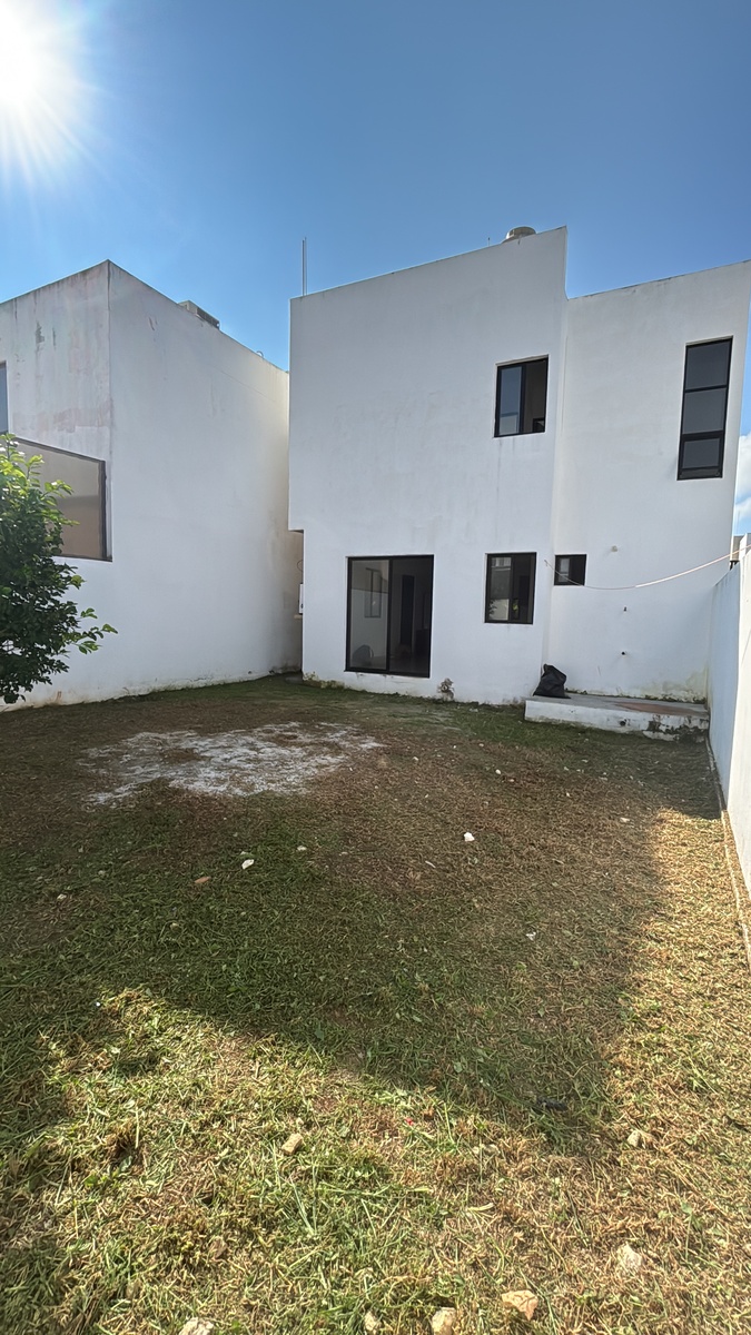 10 of 13: Fachada posterior