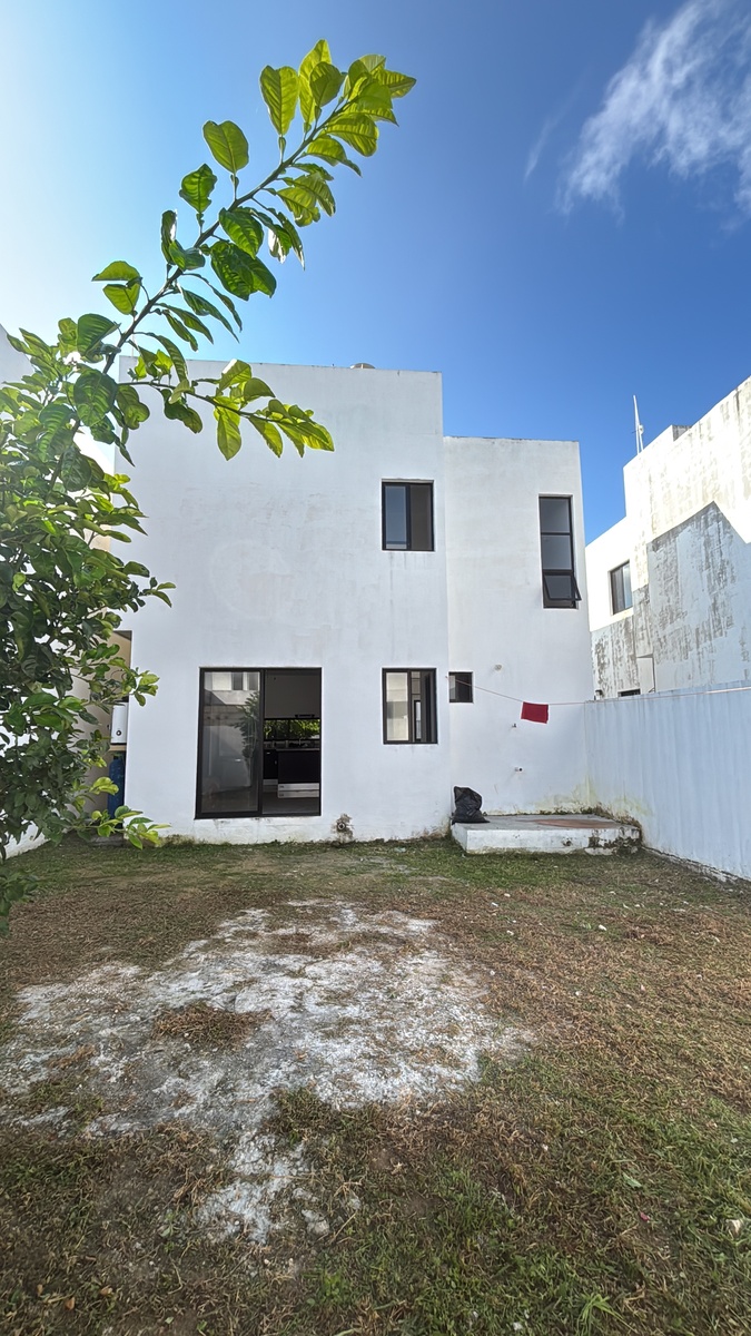 9 of 13: Fachada posterior