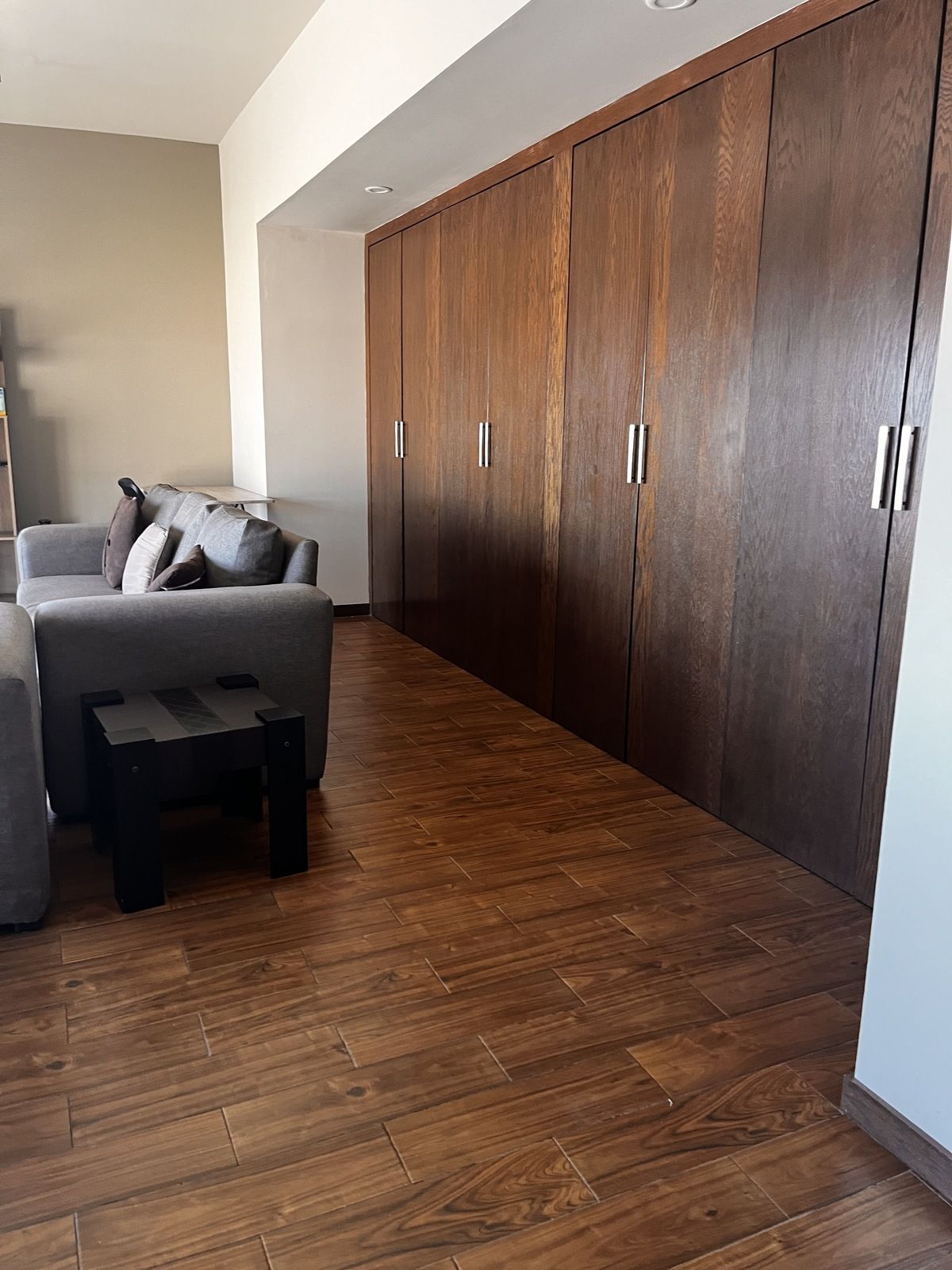 3 de 10: Closet con lavadora y secadora dentro