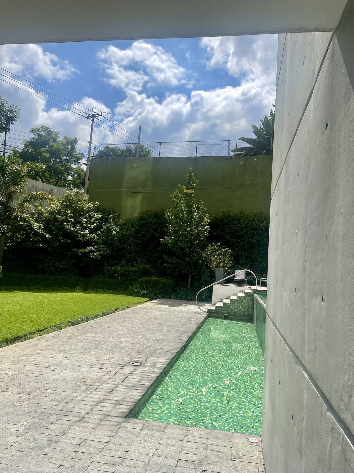 23 de 29: Jardín y alberca