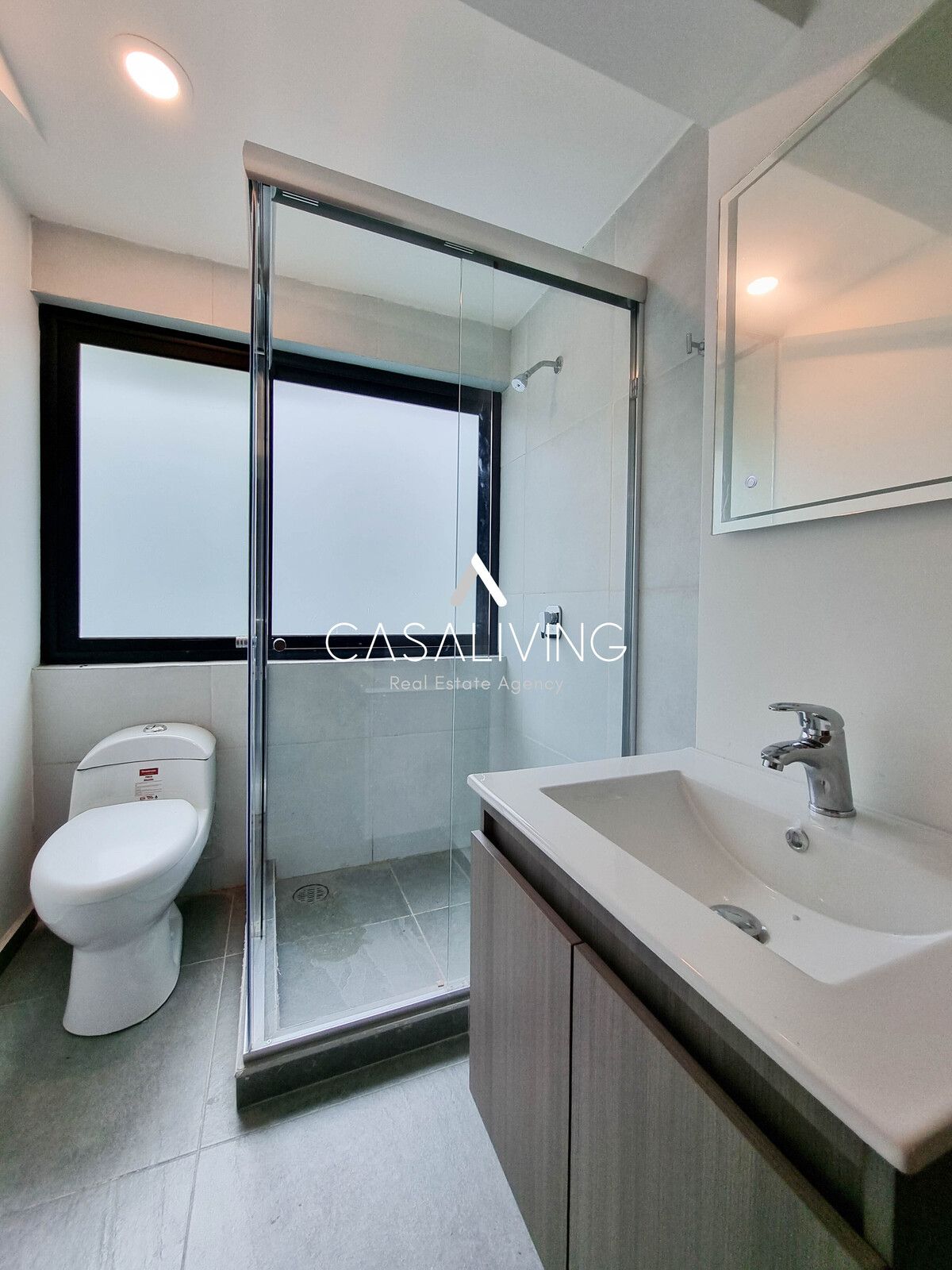 3 of 15: Baño decámara principal