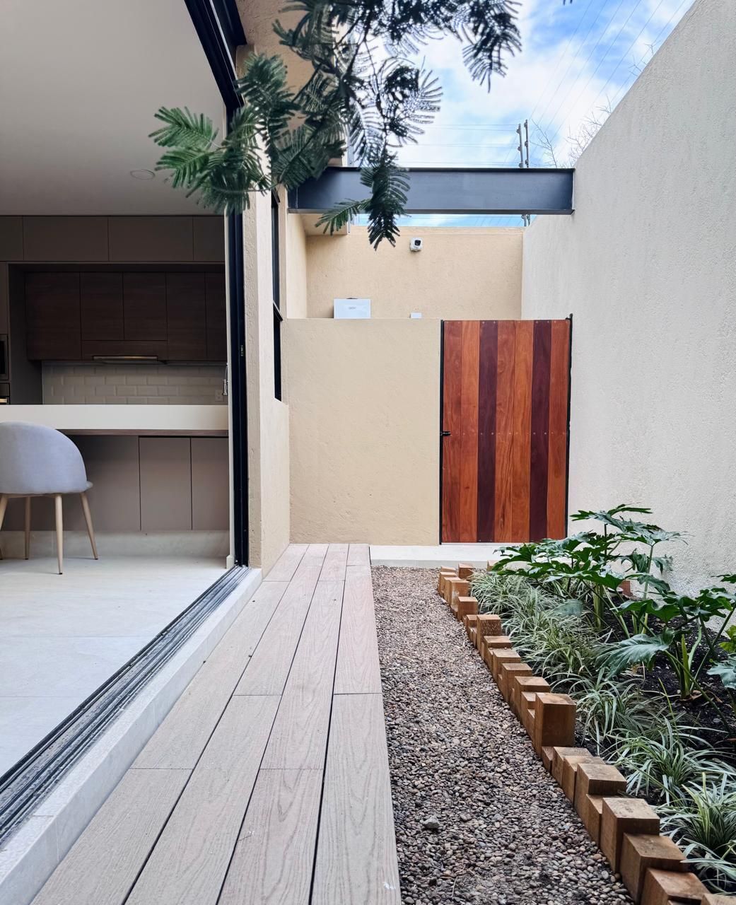 4 of 28: Jardín y área de servicio