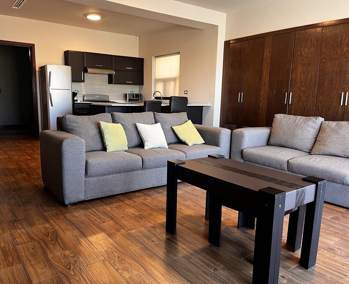1 de 6: Sala con televisión y balcón