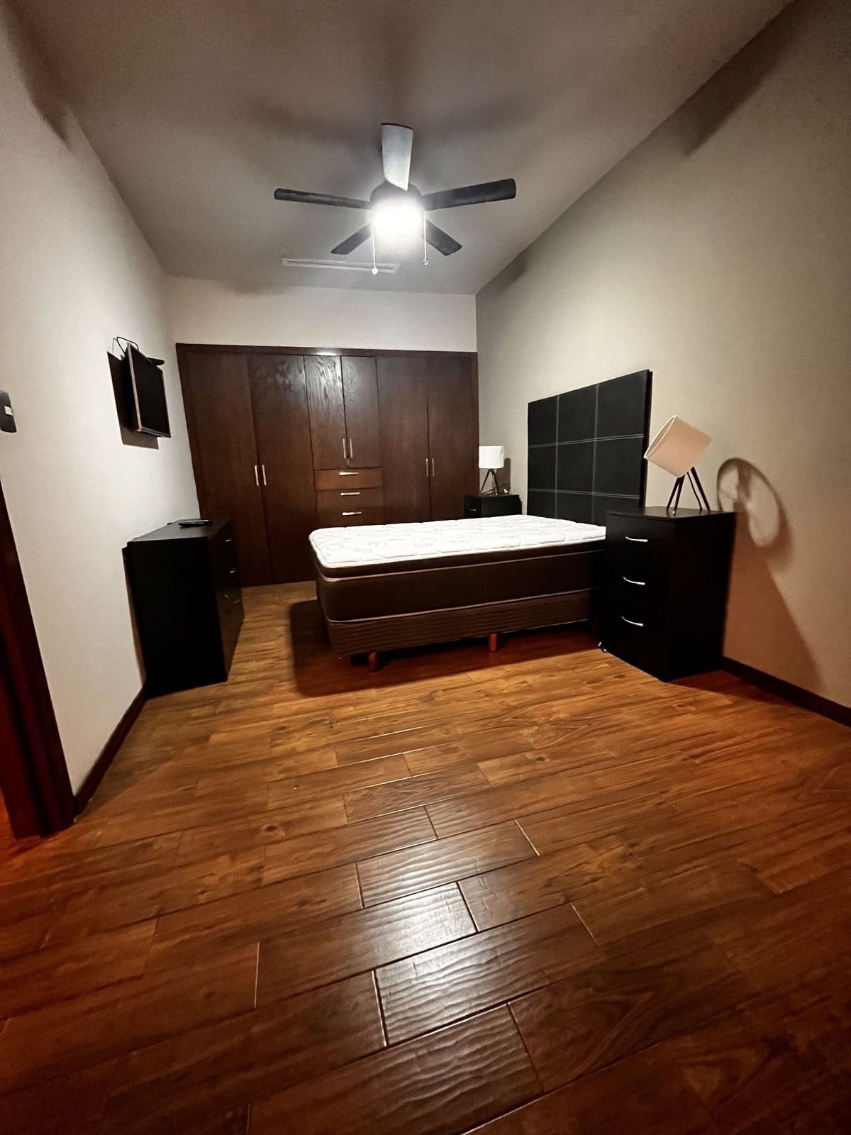 4 de 6: Recámara con cama matrimonial y televisión