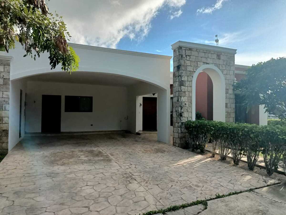 3 of 43: Fachada Principal
