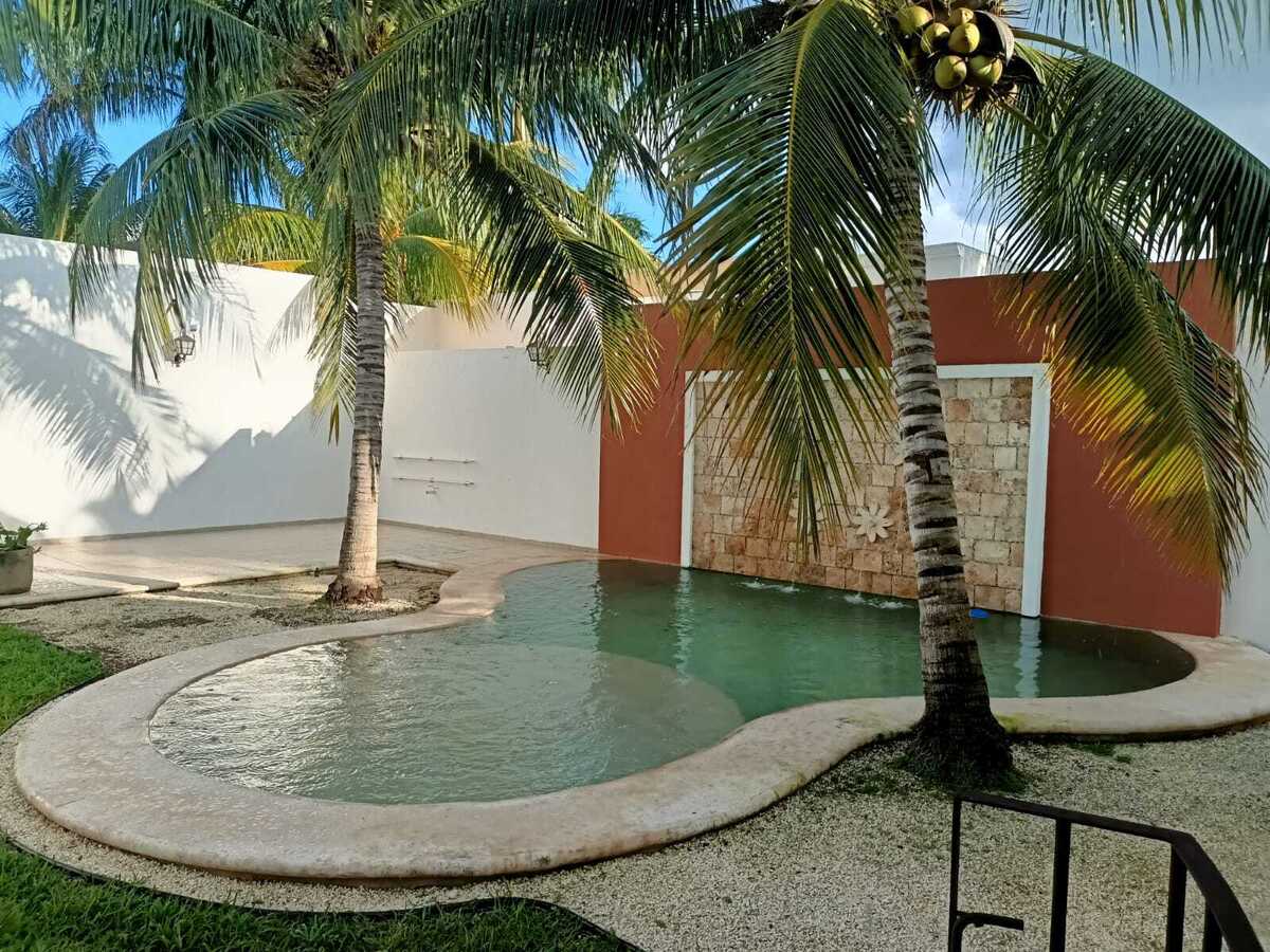 1 of 43: Vista a la alber y jardín desde recámara Principal