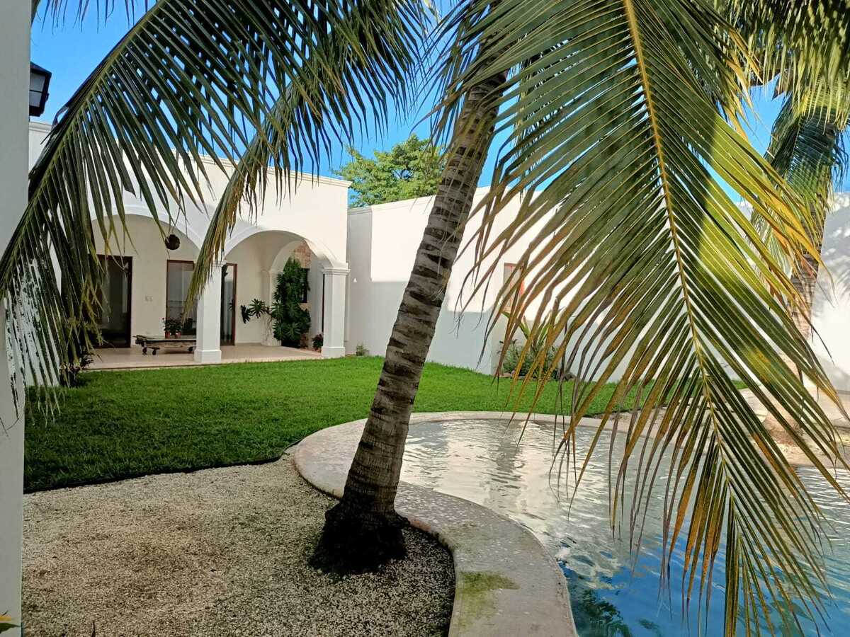 2 of 43: Vista del jardín