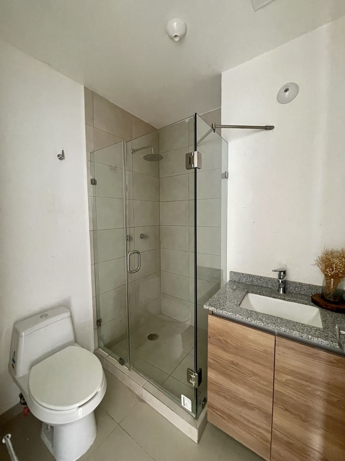 Baño completo en pasillo