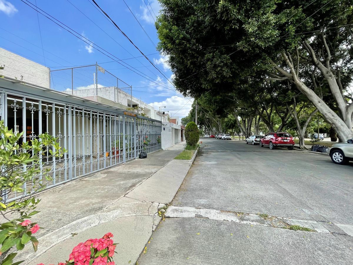 4 of 48: Fachada, casa frente a parque