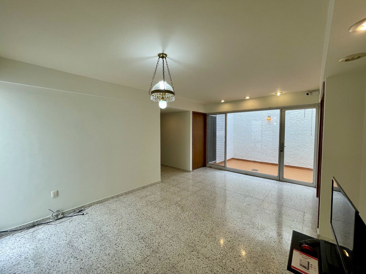 32 of 48: distribuidor