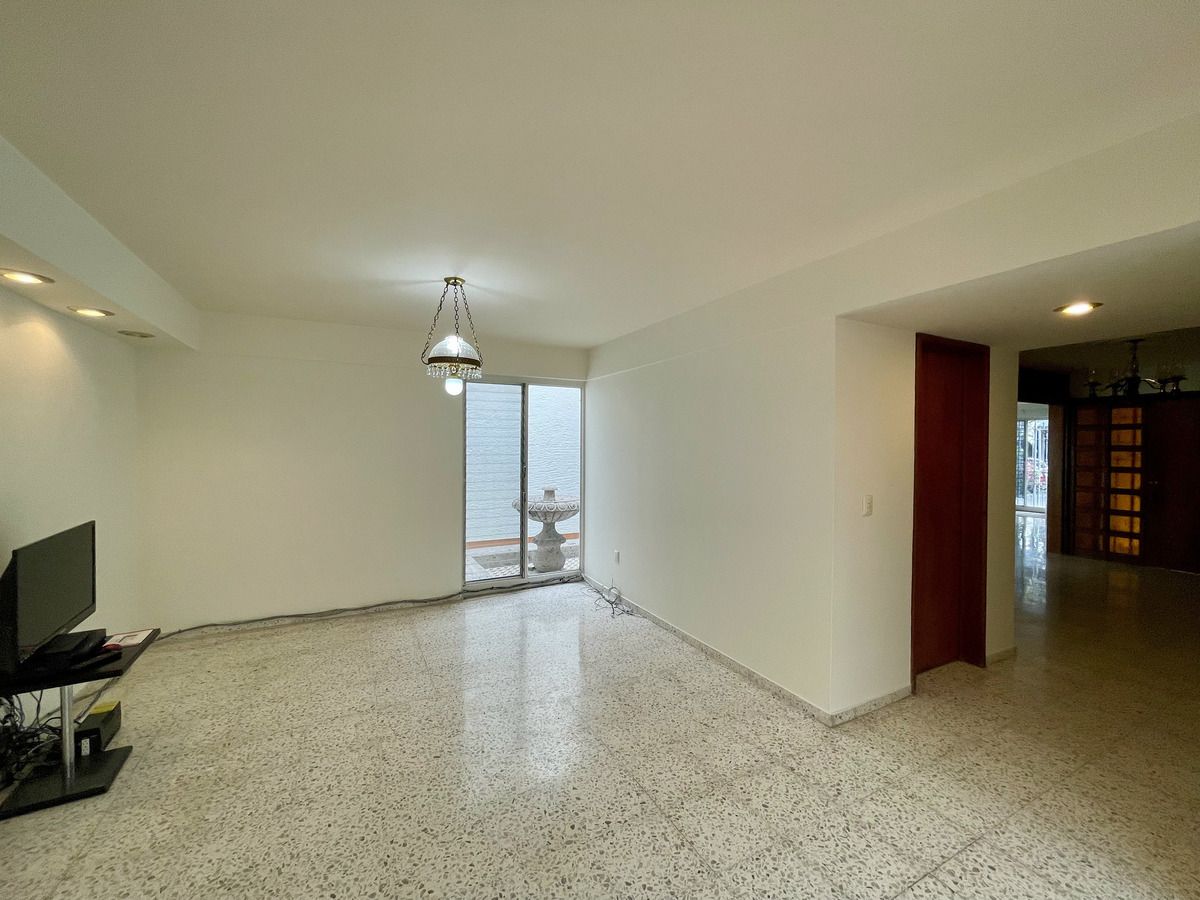 33 of 48: distribuidor